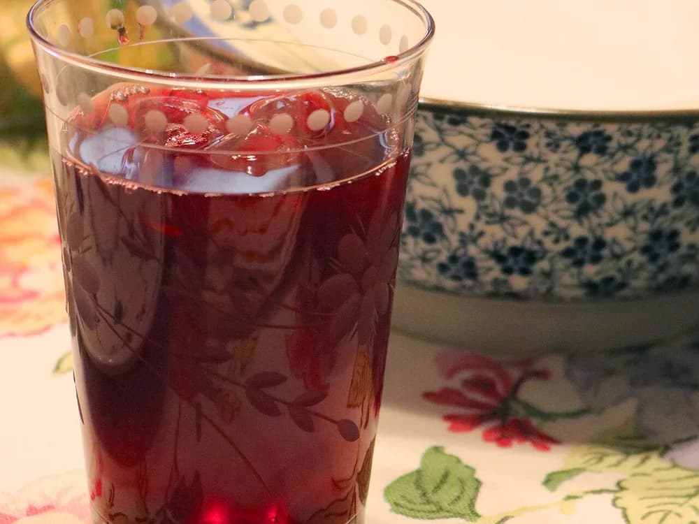 Chá de hibisco servido em um copo transparente