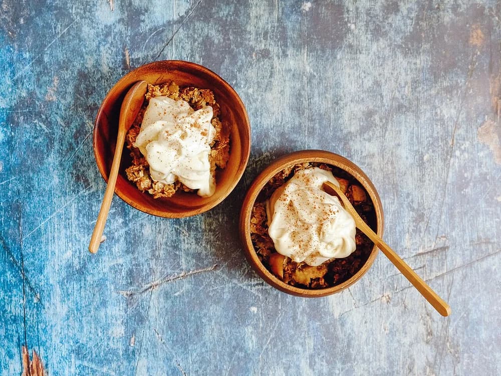 Granola servida em uma tigela neutra