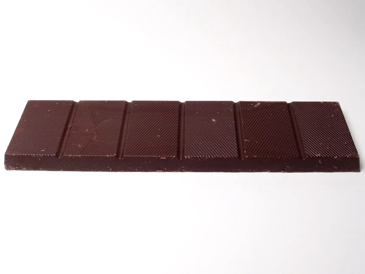 Barra de chocolate para confeitaria sobre fundo claro