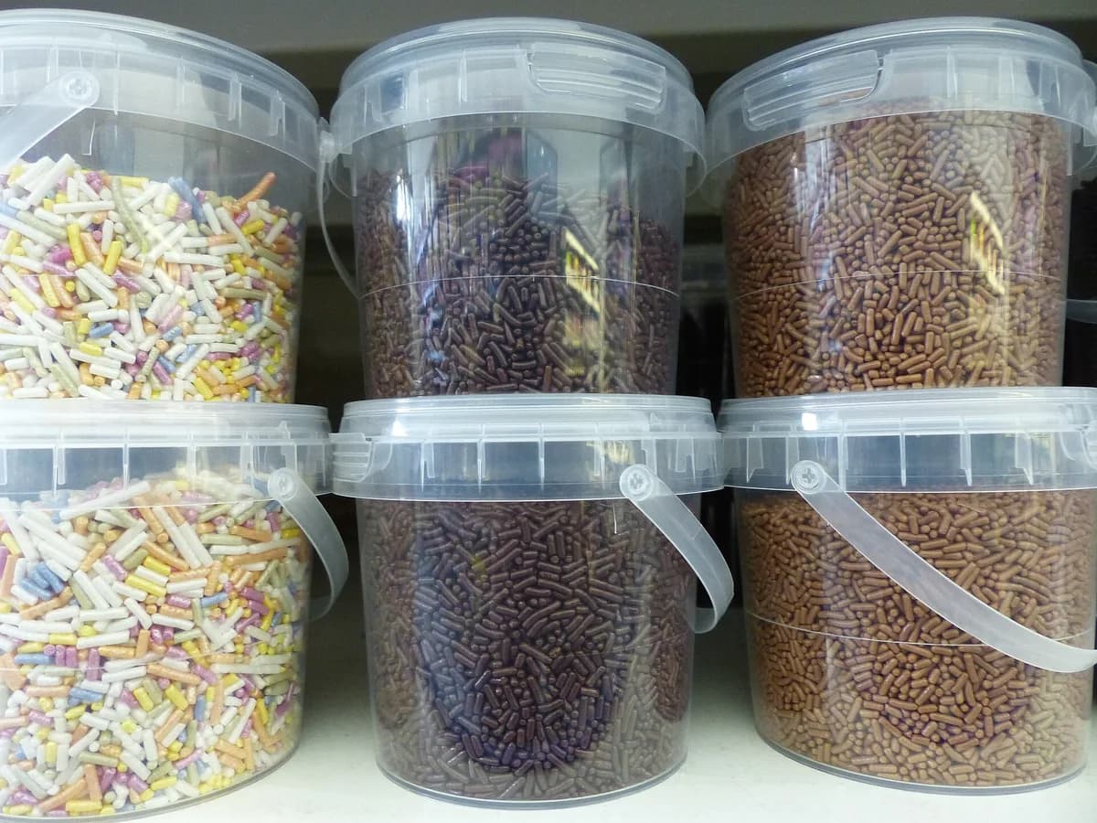 Potes transparentes com granulados de confeitaria coloridos