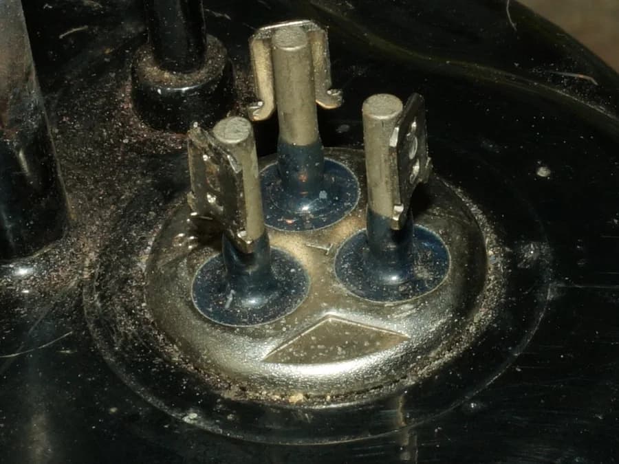 Terminal elétrico de compressor hermético em close neutro
