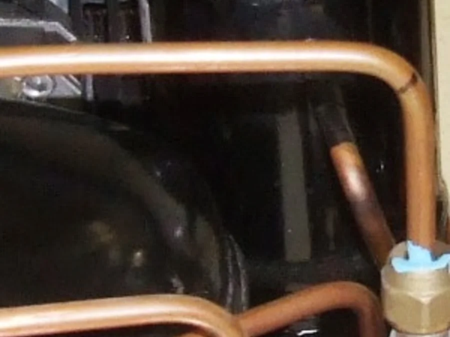Tubos de cobre curvados em um conjunto de refrigeração