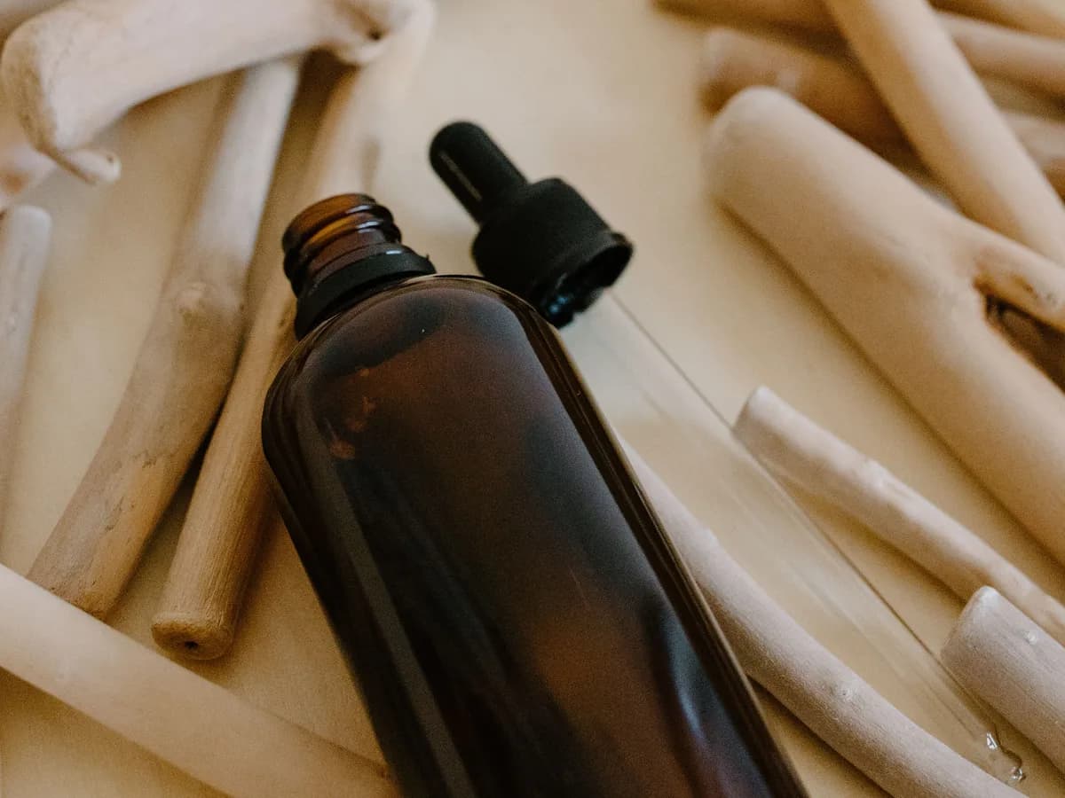 Frasco âmbar de óleo corporal em composição neutra