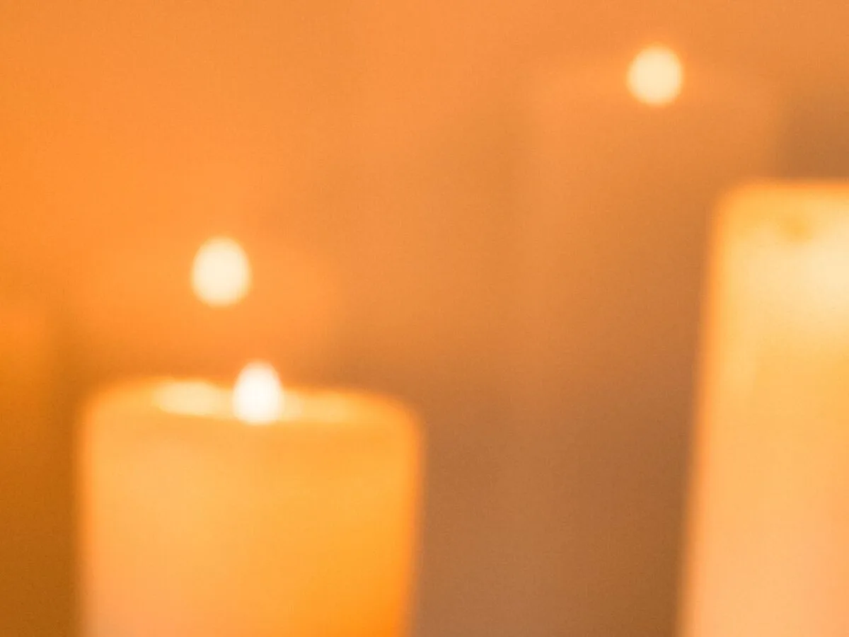 Grupo de velas acesas em composição editorial sem pessoas ou marcas