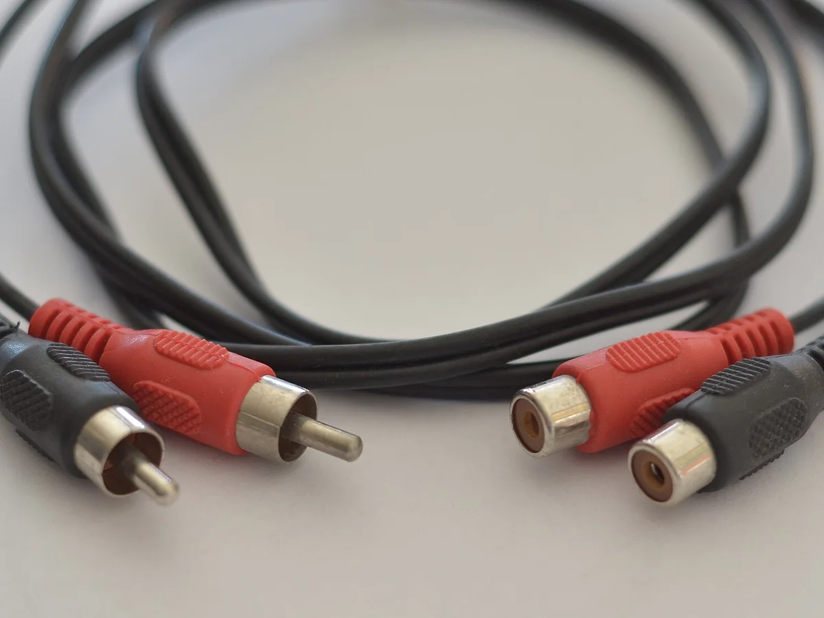 Cabos de áudio RCA com conectores vermelhos e pretos