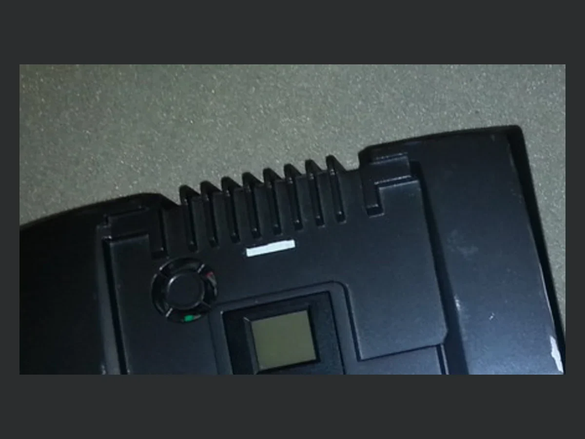 Recorte do corpo de um amplificador de áudio com aletas e controle