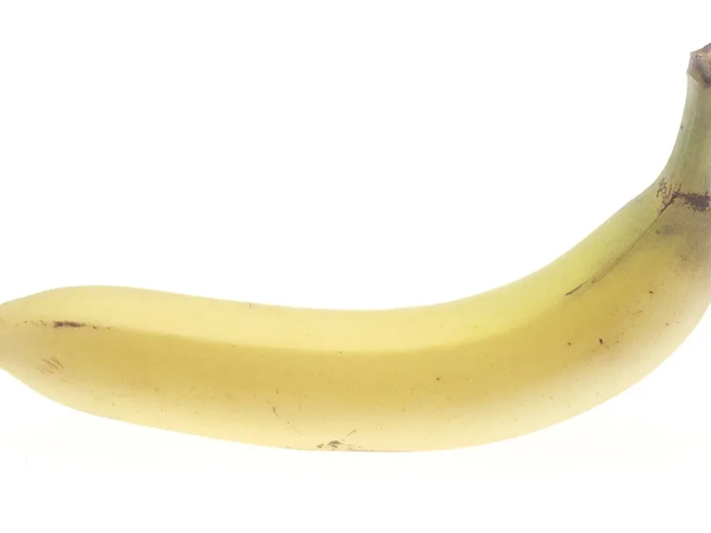 Banana amarela isolada sobre fundo claro