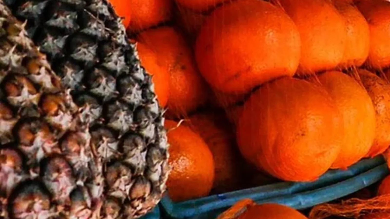 Exposição de frutas e hortaliças em uma banca comercial sem pessoas ou textos legíveis