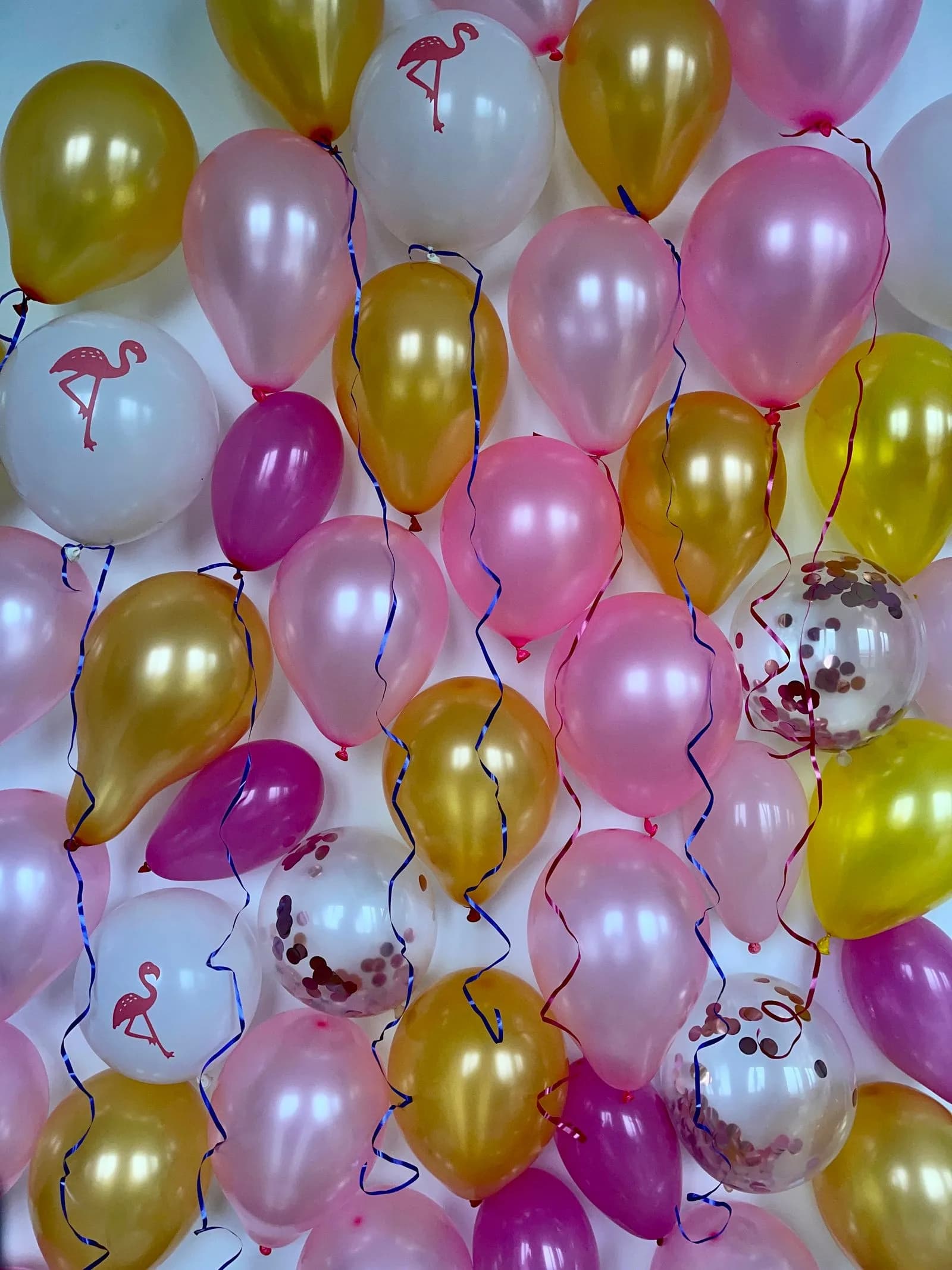 Balões coloridos com fitas e confetes em uma composição de festa