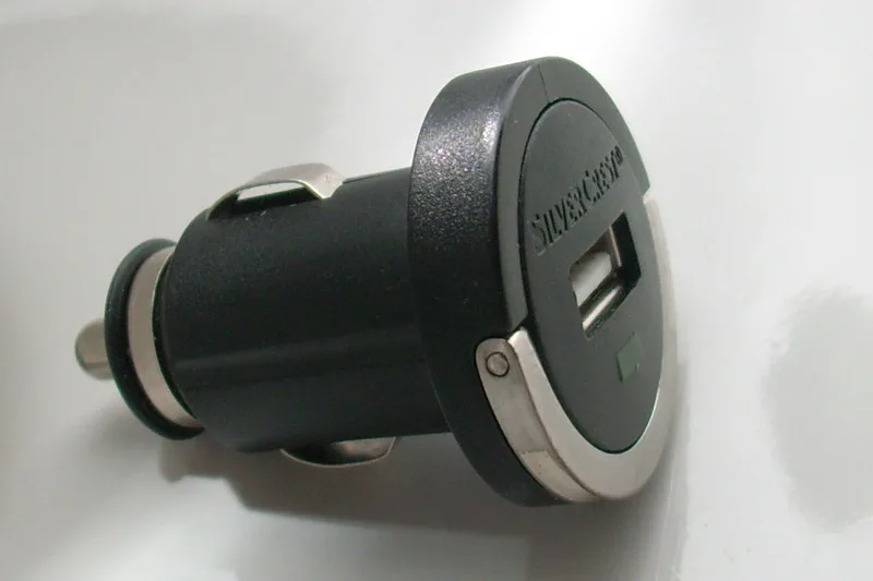Carregador veicular USB conectado ao soquete de energia de um automóvel