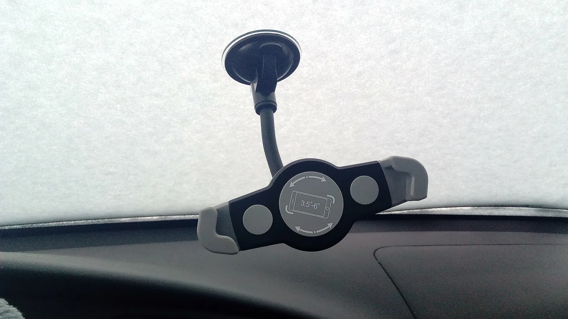Suporte de celular com ventosa preso ao painel de um automóvel