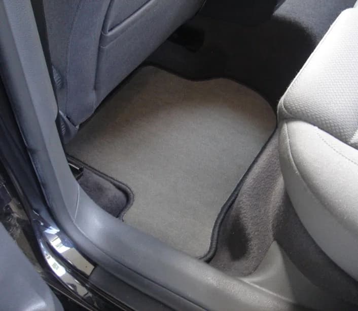 Tapete automotivo instalado no espaço para os pés de um carro