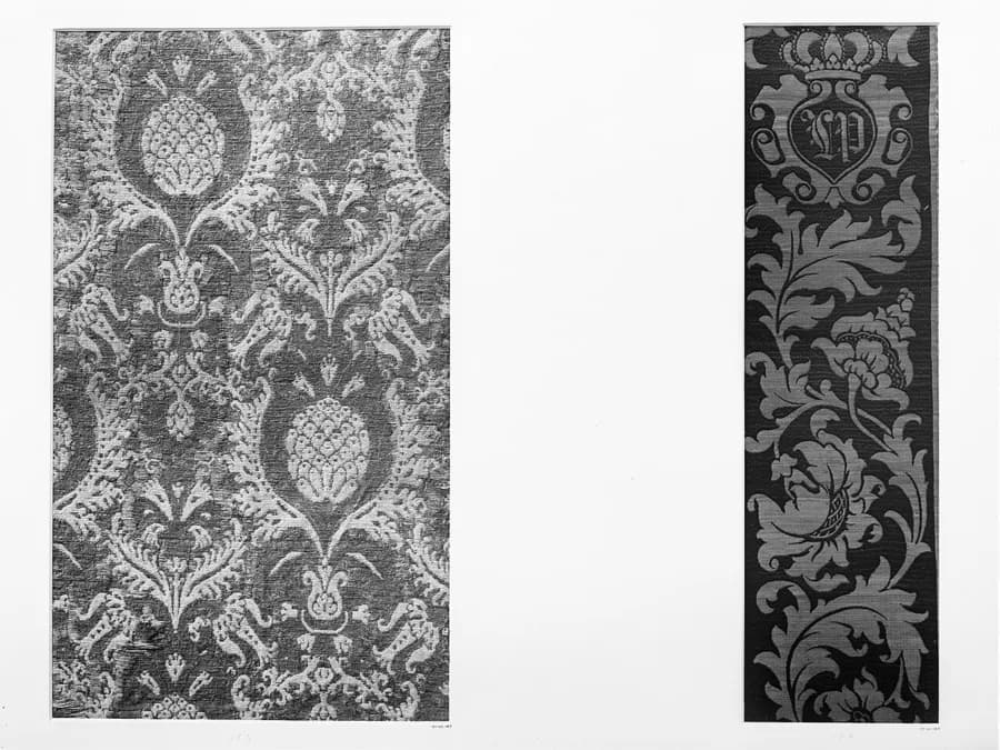 Duas fitas ornamentais em padrões diferentes sobre fundo claro