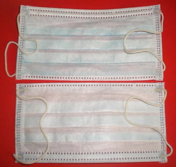 Duas máscaras cirúrgicas descartáveis de três camadas
