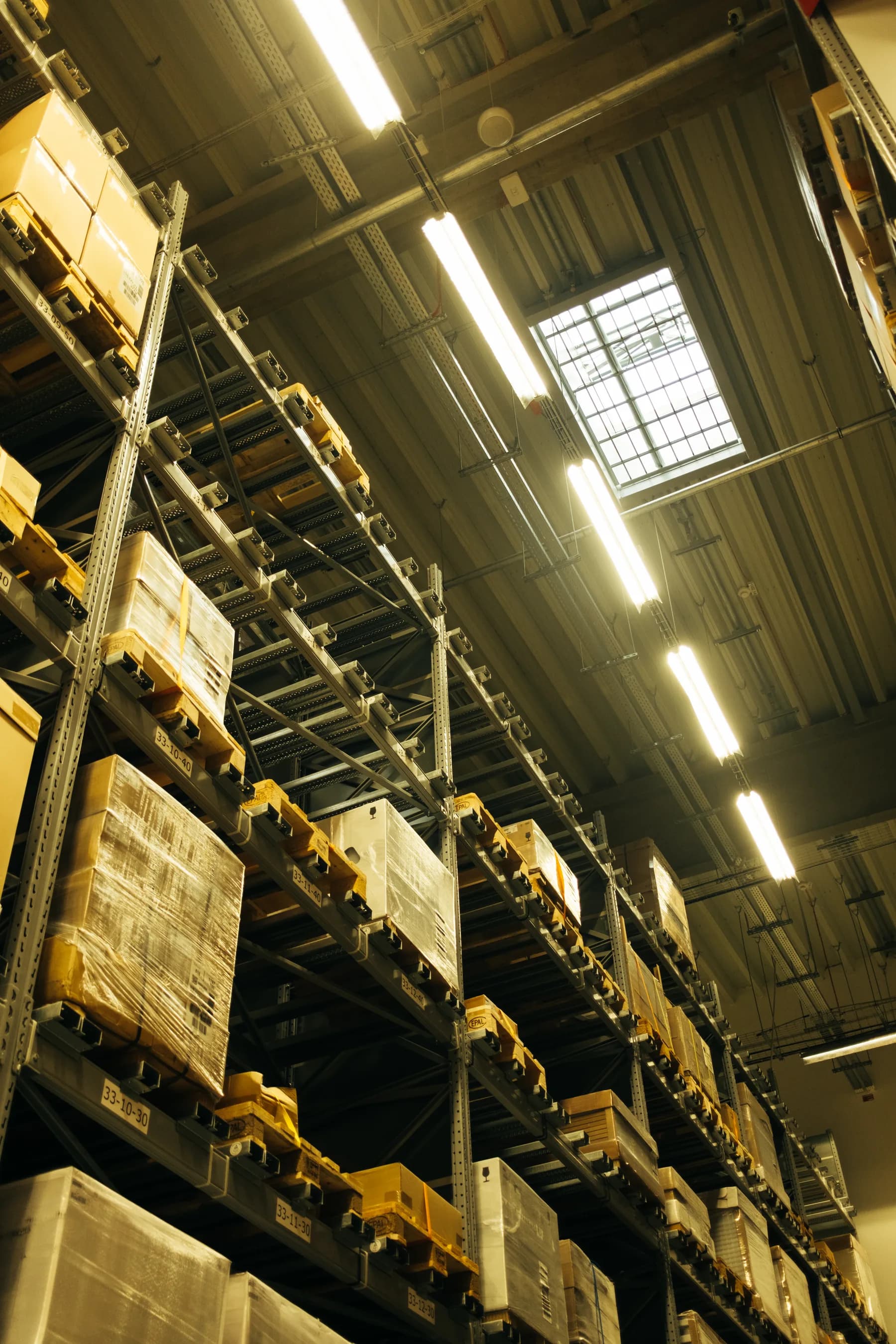 Estruturas de armazenagem com caixas e volumes em um estoque comercial