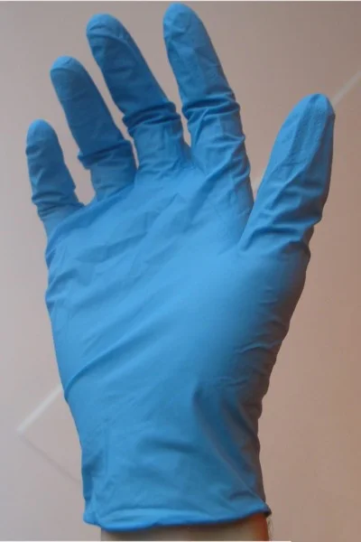 Luva nitrílica azul descartável em close