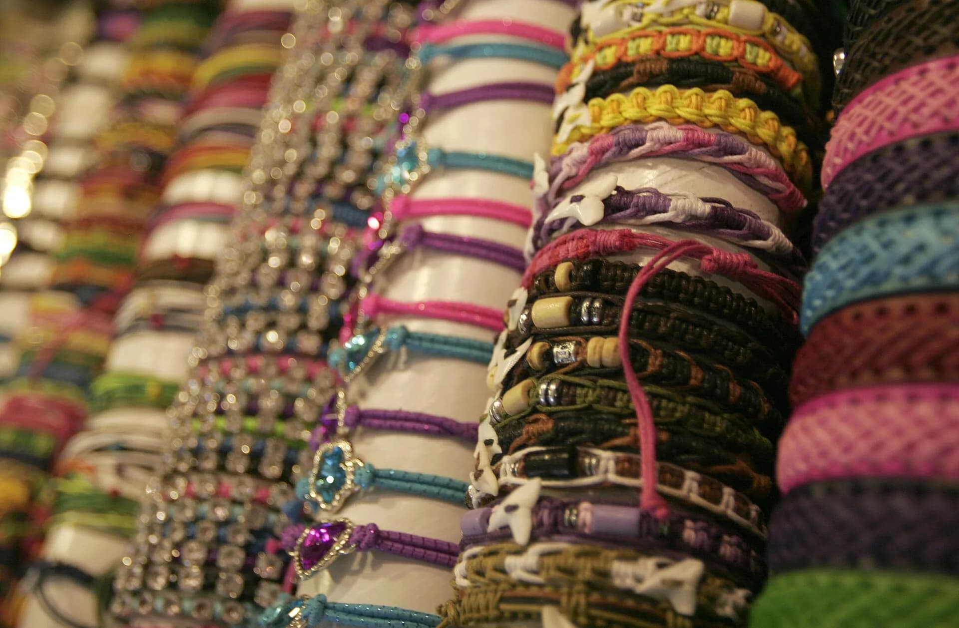 Exposição de pulseiras coloridas em suportes de balcão