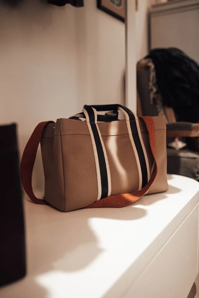Bolsa estruturada em tom taupe com alças de mão e alça longa