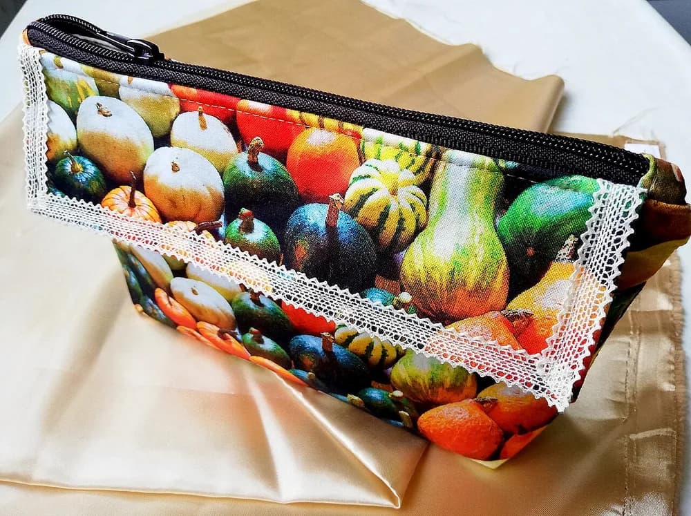 Necessaire estampada com zíper sobre tecido claro