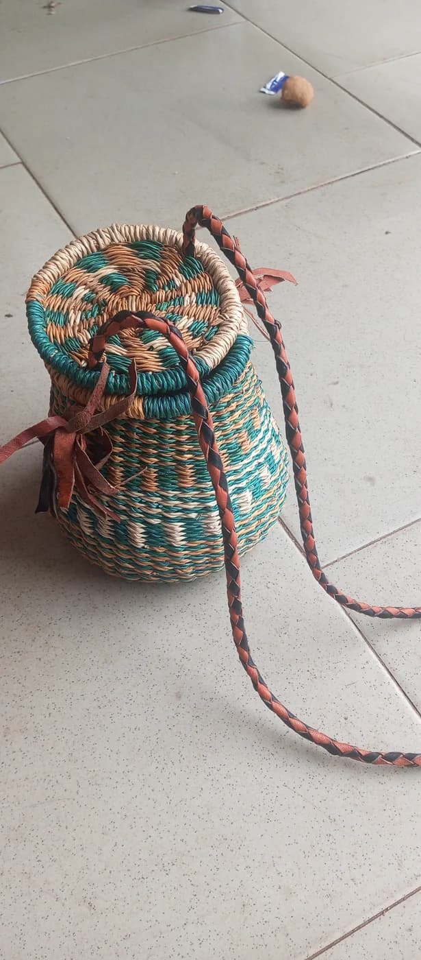 Bolsa de mão usada fotografada sobre fundo neutro, sem marca em destaque