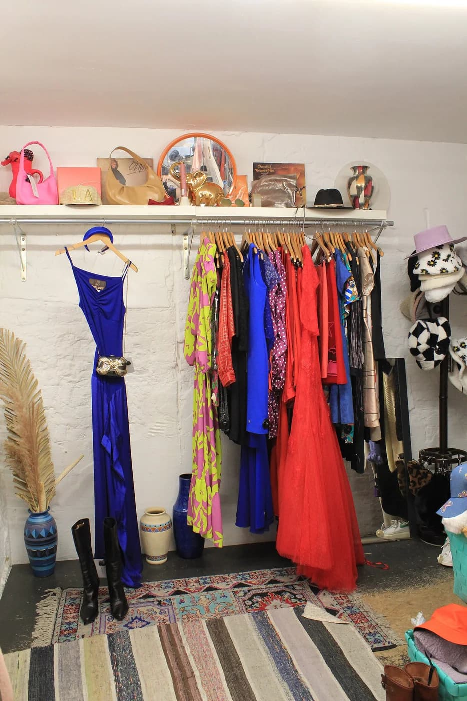 Arara de loja de segunda mão com vestidos variados pendurados em cabides
