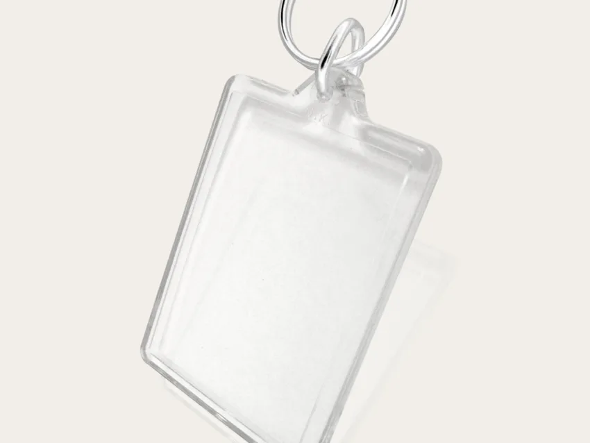 Chaveiro plástico transparente com argola metálica
