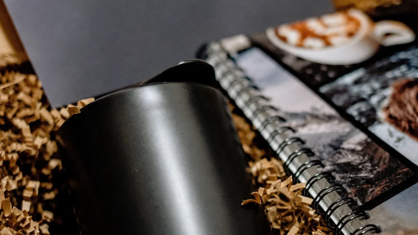 Kit de brinde pronto em caixa kraft, com caneca preta e caderno espiral sem marcas