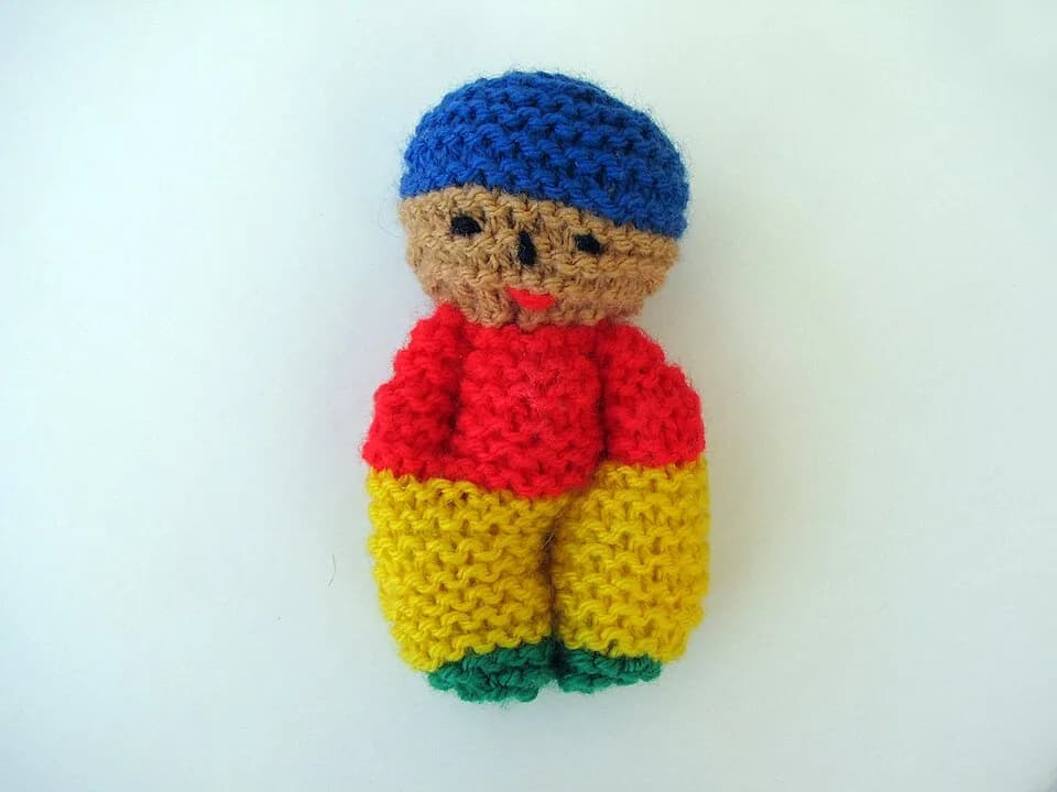 Boneca de tecido colorida sobre um fundo claro