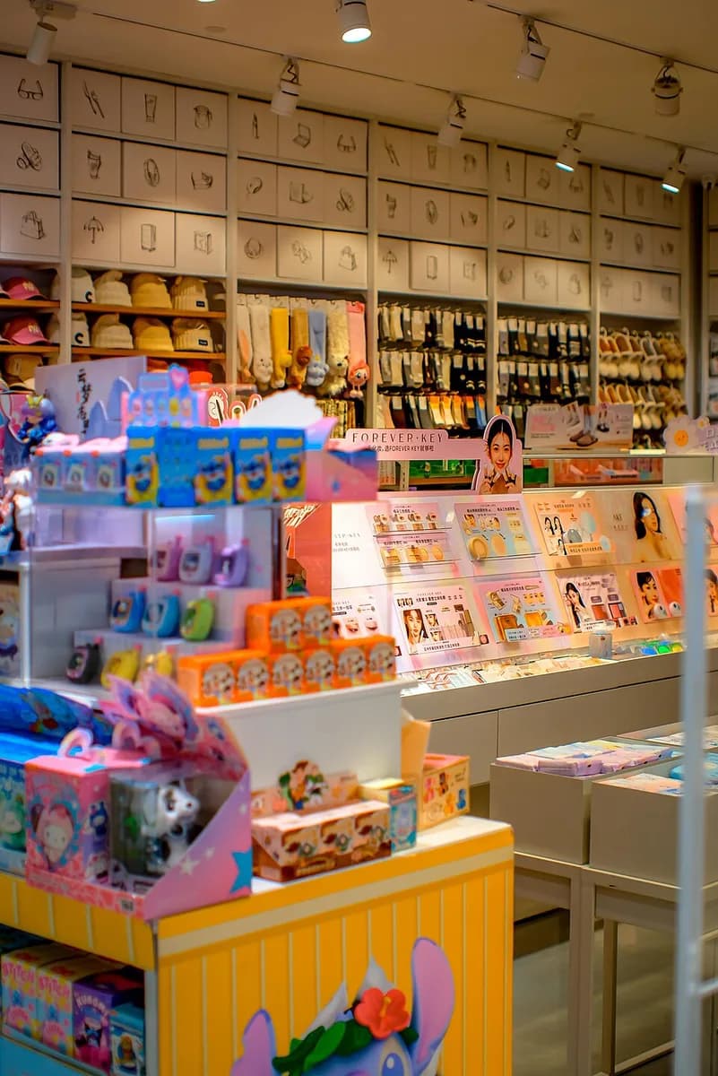 Interior colorido de uma loja com prateleiras cheias de brinquedos