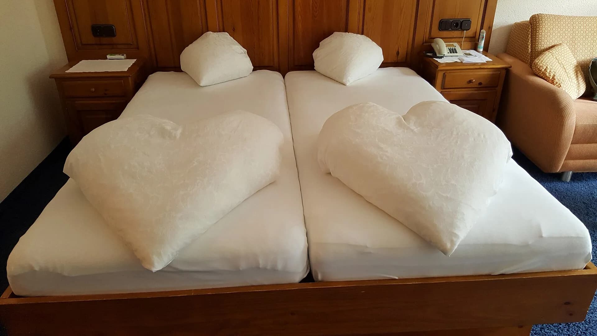 Jogos de cama arrumados sobre camas em ambiente interno