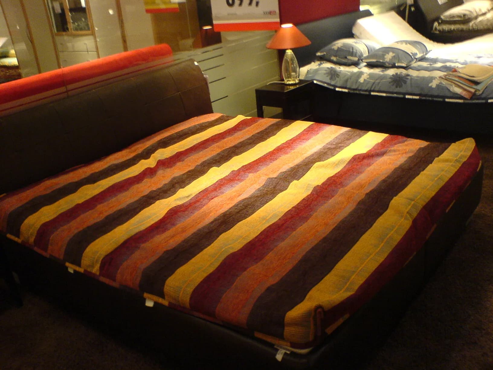Roupa de cama exposta sobre uma cama em loja