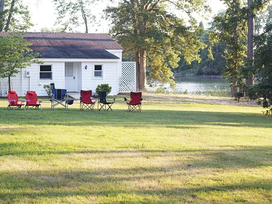 Cadeiras dobráveis de camping em uma área externa