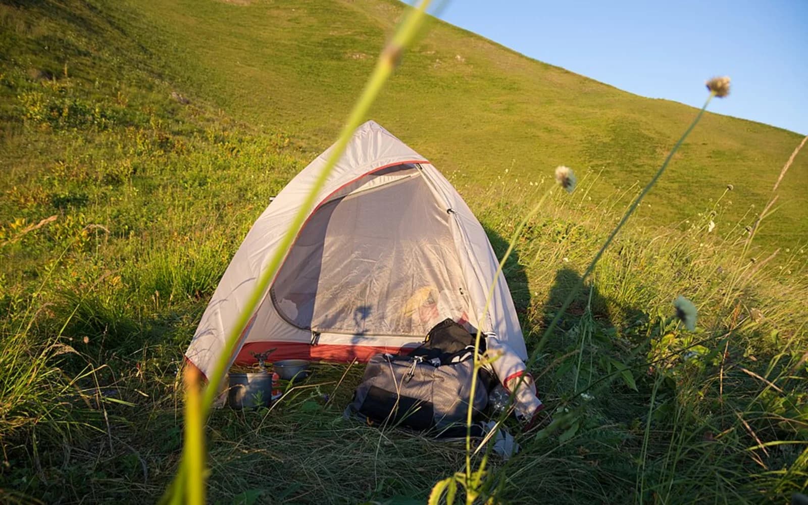 Barraca de camping montada em uma área aberta sem marca ou texto visível