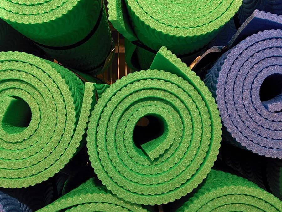Rolos de isolantes de espuma em cores diferentes