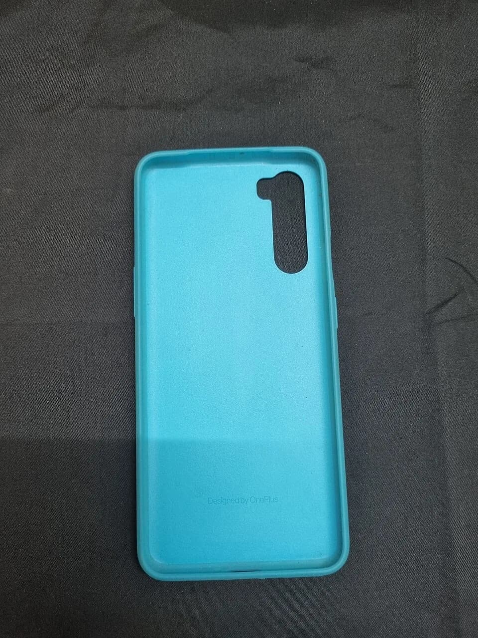 Capa protetora azul para smartphone vista sobre fundo escuro