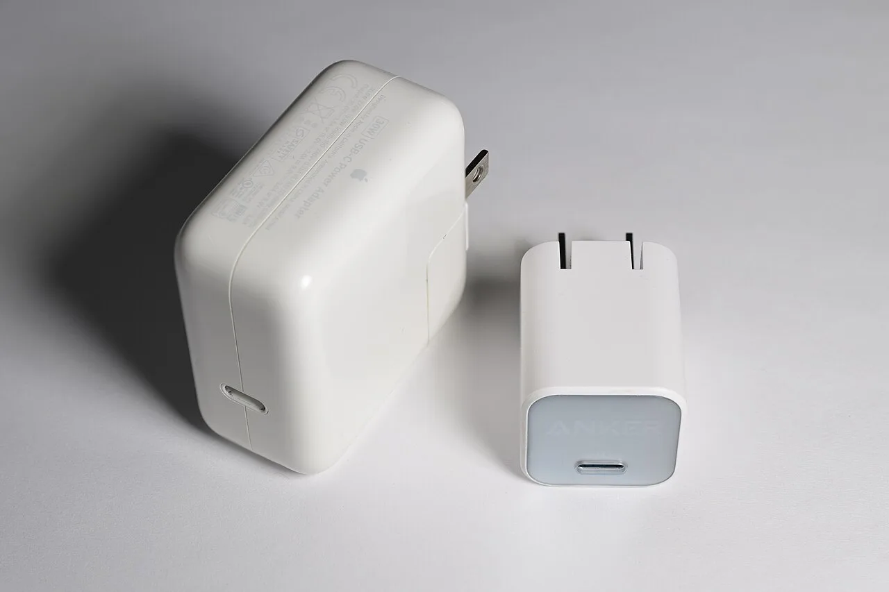 Dois carregadores USB-C brancos de tamanhos diferentes