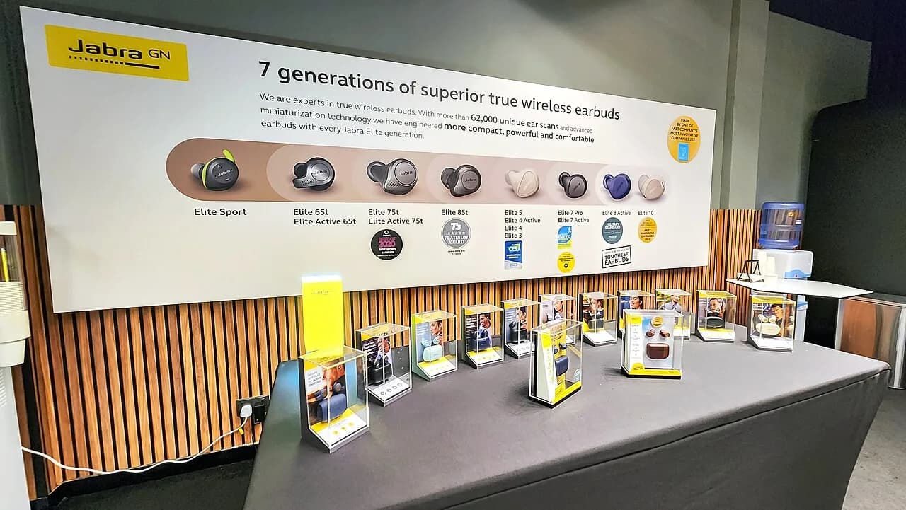 Exposição de diversos modelos de fones de ouvido sem fio TWS