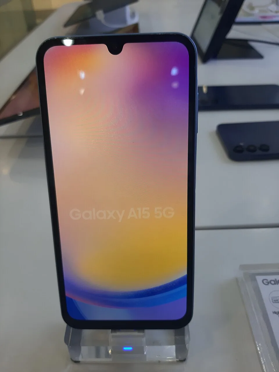 Smartphone Samsung Galaxy A15 azul visto pela parte traseira