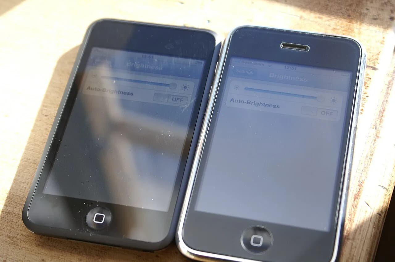 Dois smartphones comparando tela com e sem película fosca