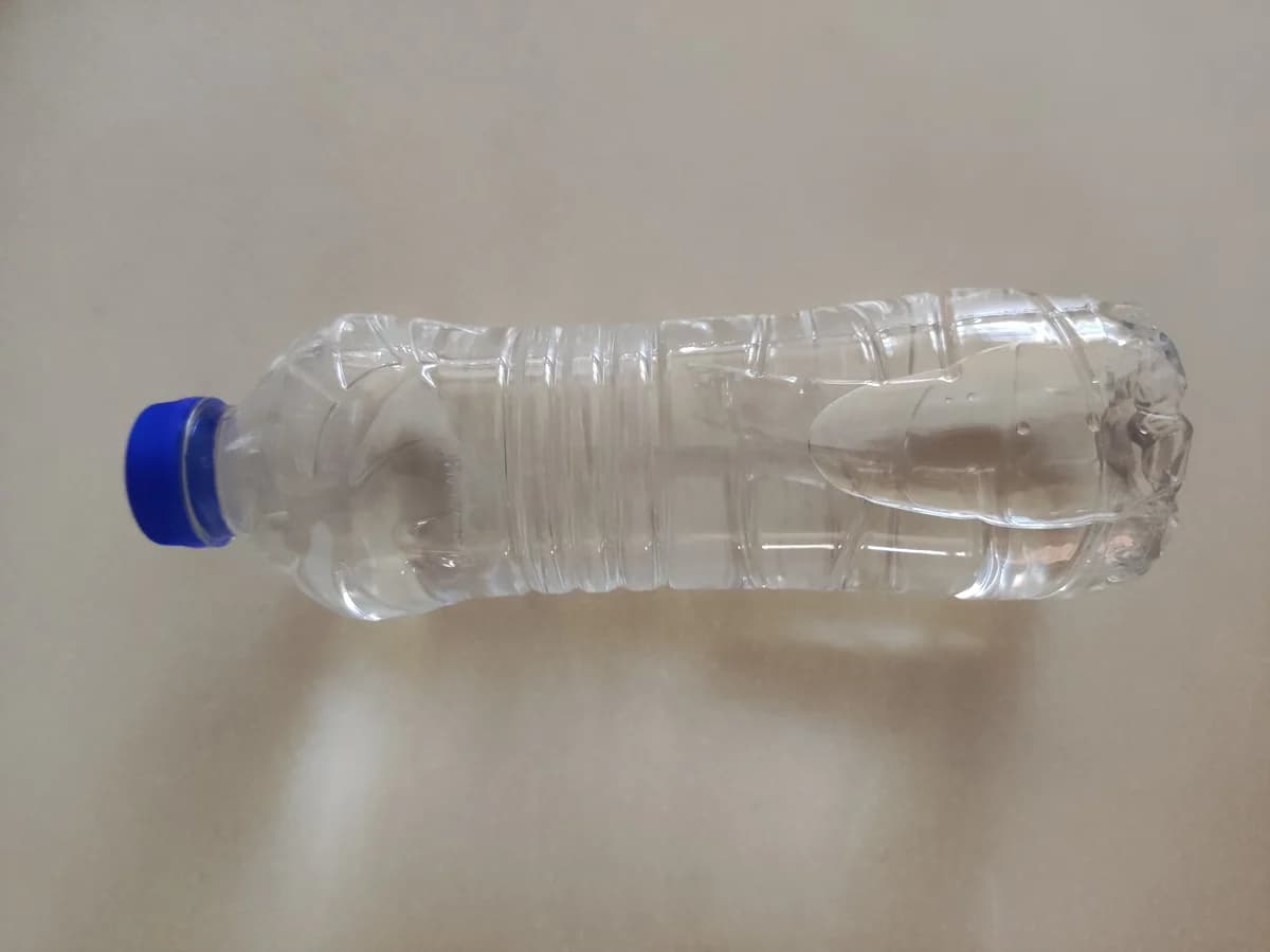 Garrafa PET transparente sem rótulo e com tampa azul