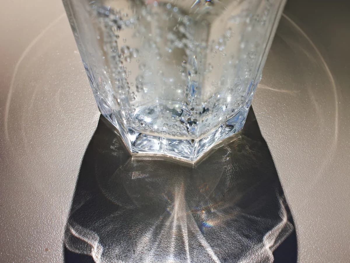Copo com bebida gaseificada transparente e bolhas