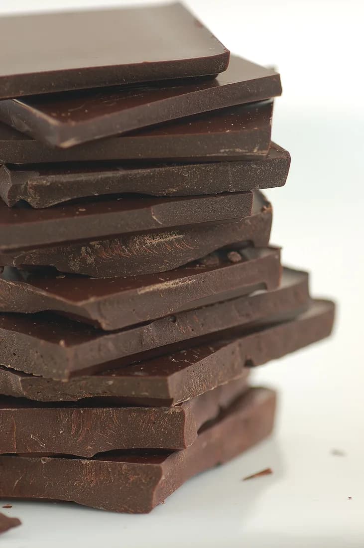 Barras de chocolate empilhadas em uma composição de produto