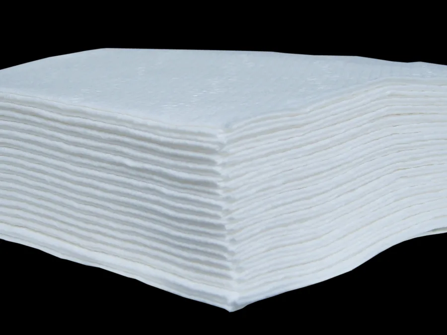 Pilha de guardanapos de papel brancos vista de frente
