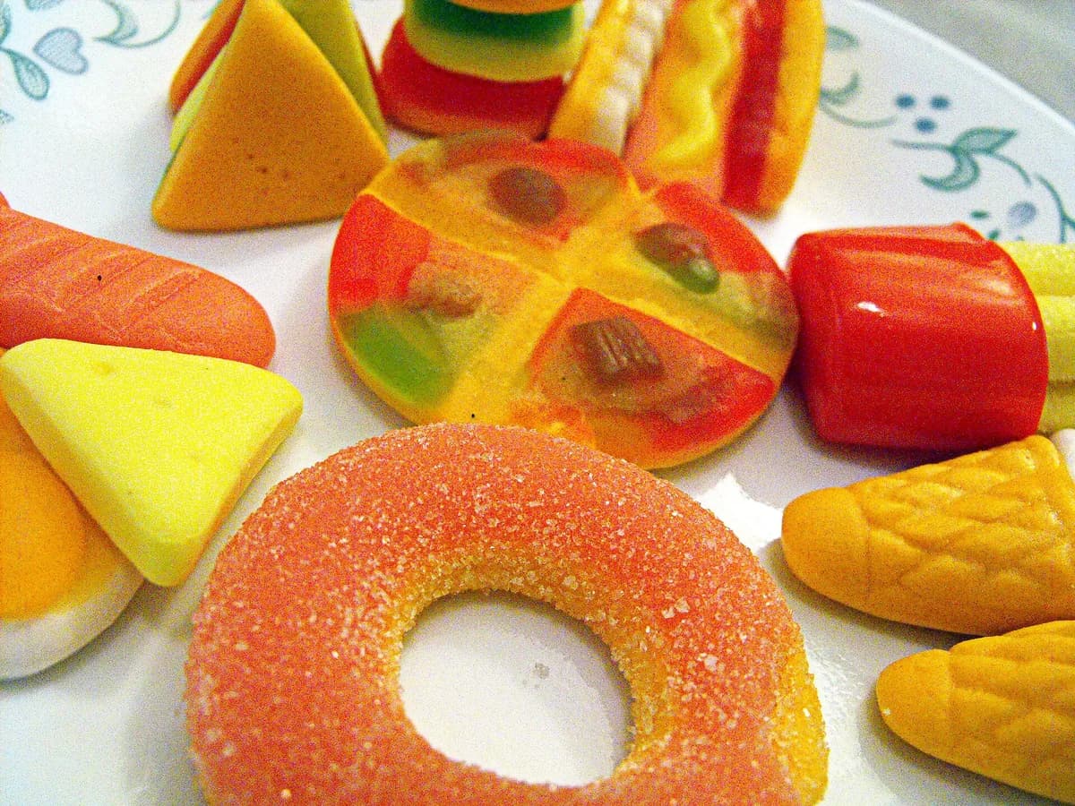 Gomas coloridas de frutas em formatos variados vistas de perto