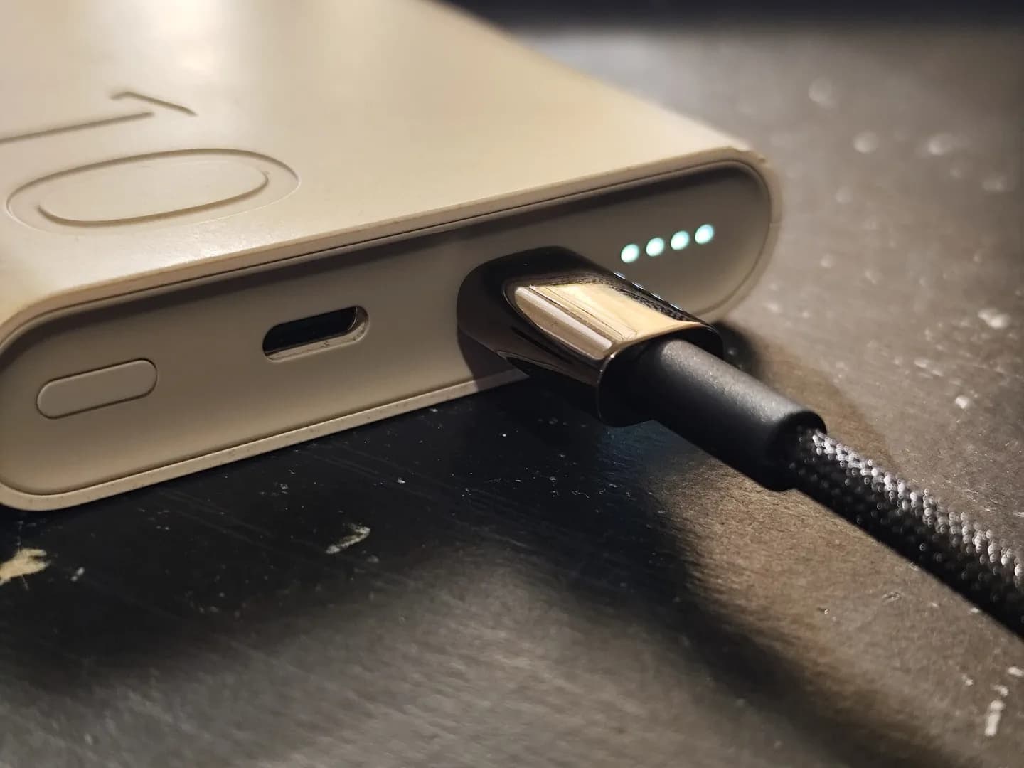 Cabo USB-C trançado conectado a uma bateria portátil