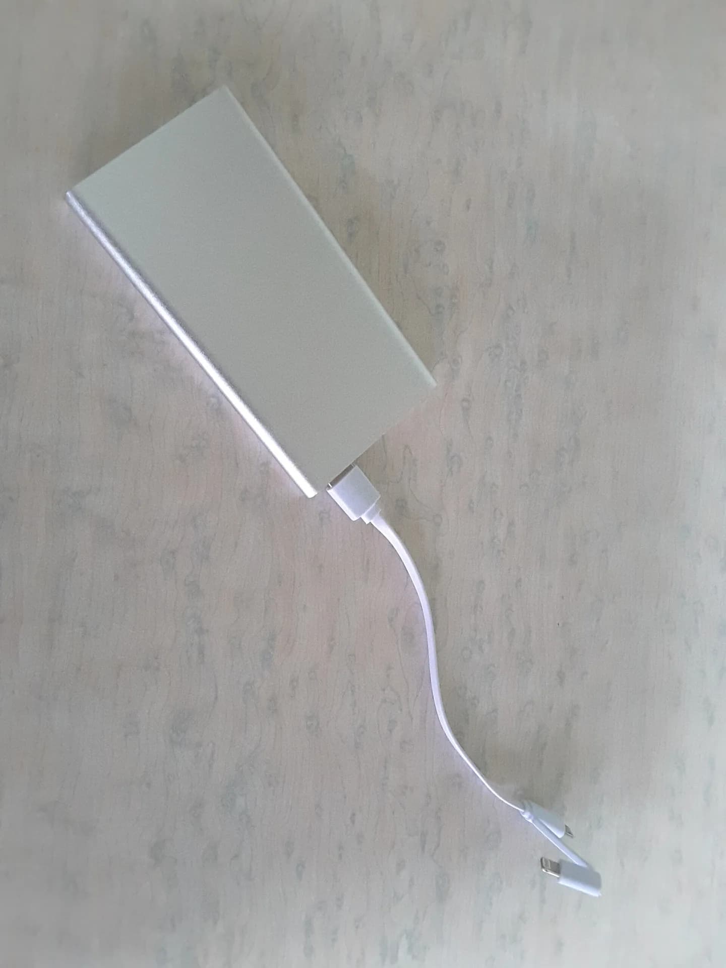 Bateria portátil prateada com portas USB para recarga de dispositivos