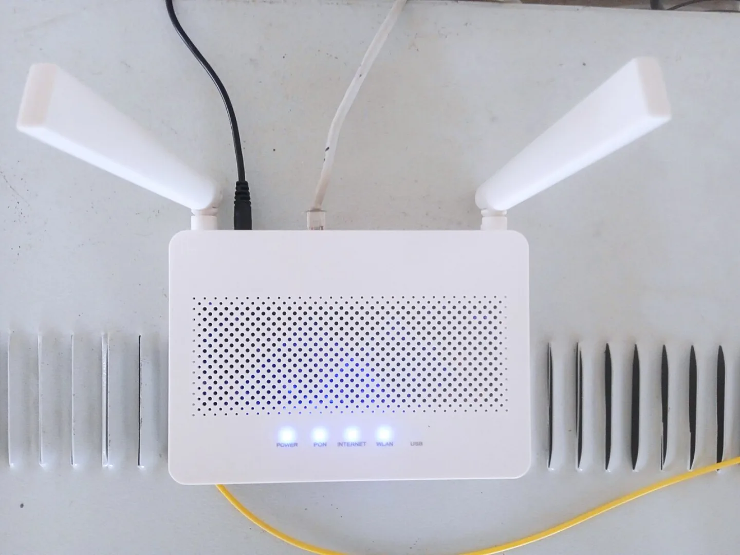 Roteador sem fio branco com duas antenas e indicadores acesos