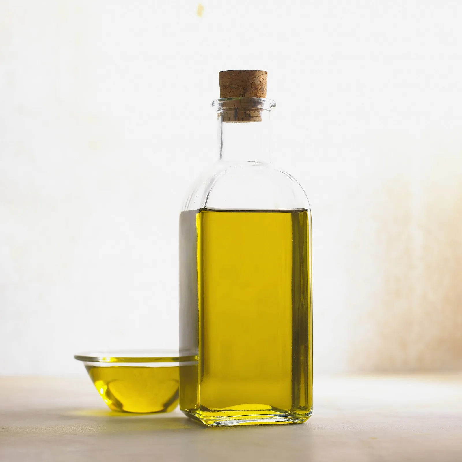 Garrafa de vidro com azeite de oliva extra virgem