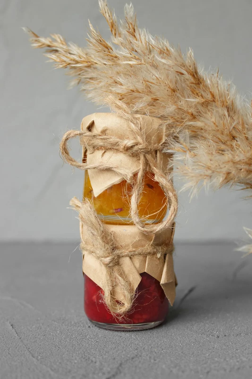 Potes de vidro com geleias artesanais de frutas