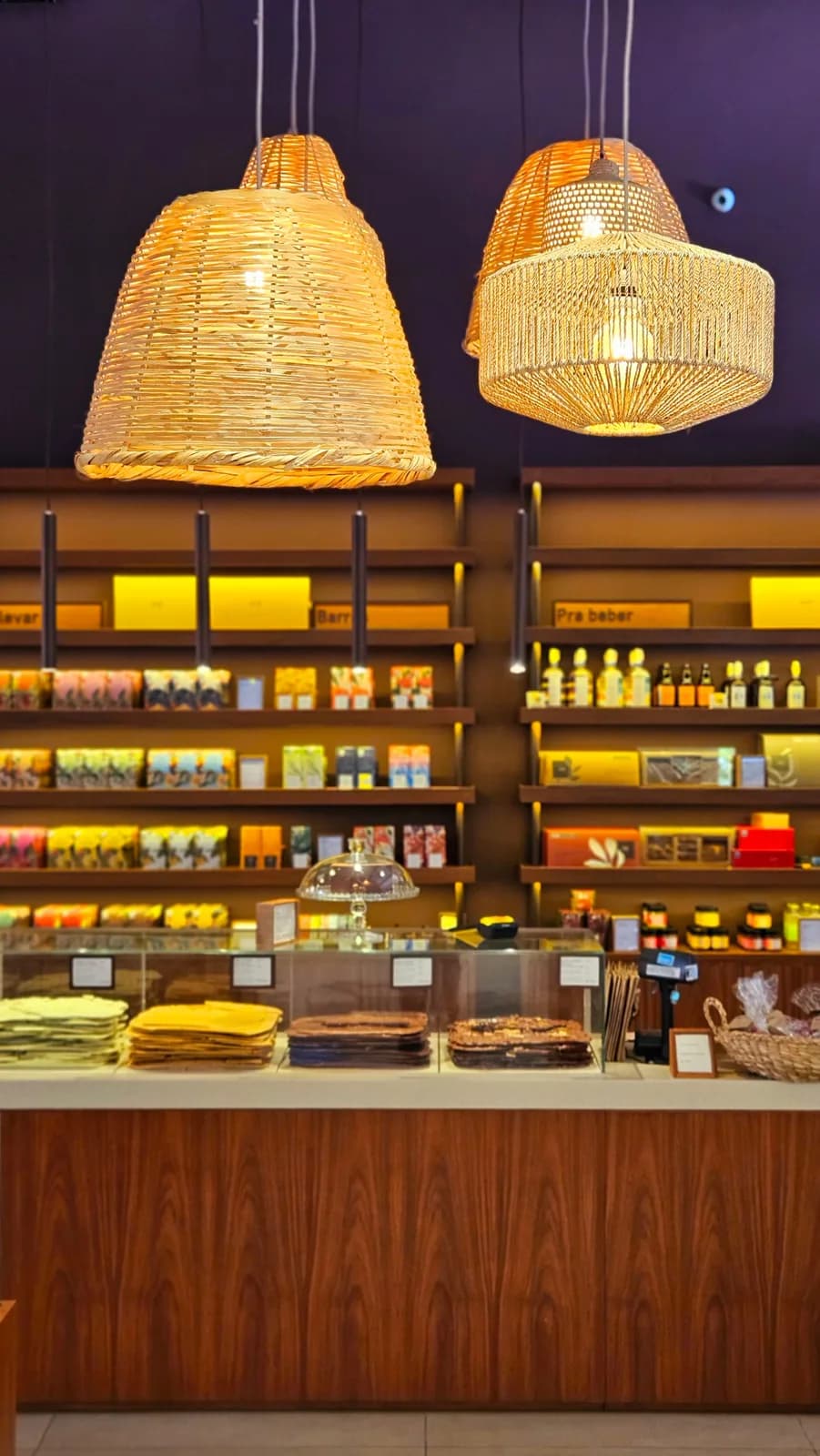 Balcão de um empório com expositor de alimentos especiais à venda